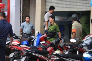 Nóng: Nam thanh niên mang dao xông vào ngân hàng cướp tiền, ngang nhiên đếm tiền trong trụ sở