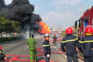 Xe bồn cháy ngùn ngụt trên xa lộ Hà Nội, giao thông ùn tắc hơn 3 km