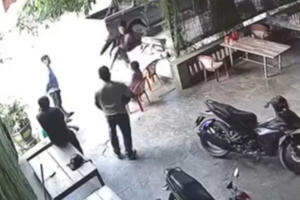 Camera ghi lại cảnh gia chủ bị nhóm người đi xe bán tải đánh gục ngay trước cửa nhà