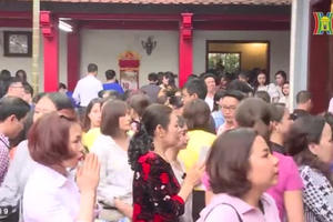 Hàng trăm nghìn lượt du khách về Phủ Tây Hồ những ngày đầu xuân