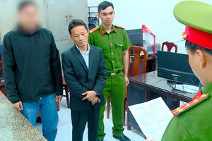 Khởi tố người đi xe Mercedes rút kiếm đe dọa nhân viên môi trường ở Nha Trang