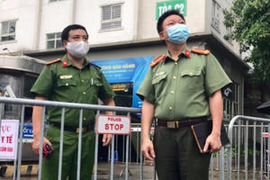 Photo: UBND phường Đông Ngạc với quyết tâm bám chốt chống dịch tại Ecohome 2 Photo: UBND phường Đông Ngạc với quyết tâm bám chốt chống dịch tại Ecohome 2