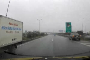 Phạt 7,5 triệu đồng, tước GPLX tài xế chạy ngược chiều trên cao tốc