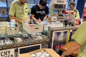 Tạm giữ trên 1.300 máy hút thuốc lá điện tử núp bóng cà phê để kinh doanh