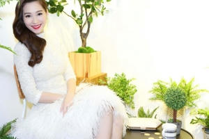 Hoa Hậu Đặng Thu Thảo đẹp tinh khôi với đầm lông vũ