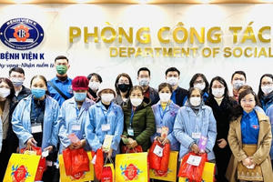 Đoàn Thanh niên Bộ Tư pháp thăm và tặng quà bệnh nhân tại Bệnh viện K Tân Triều