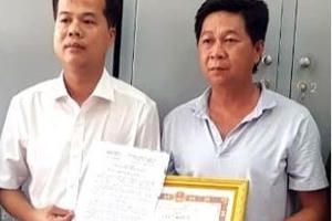 Tặng giấy khen cho người trả lại tài sản gần 100 triệu đồng nhặt được trên đường
