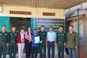 Bộ đội Biên phòng Kon Tum giúp dân xóa nhà tạm trên Khu vực biên giới