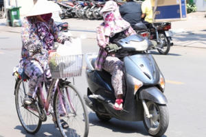 Nắng nóng gay gắt tiếp tục bao trùm Bắc bộ, chỉ số tia UV ở mức gây hại cao