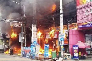 Đồng Nai: Cháy lớn tại cửa hàng Điện máy Xanh ở Long Thành