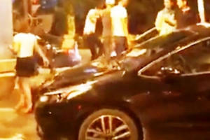 Phản đối trạm BOT đặt sai vị trí, nam tài xế bị người lạ hành hung