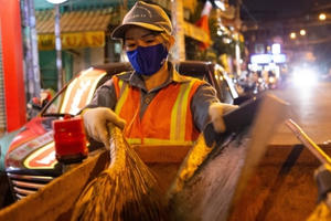 Tết của nữ công nhân quét rác đêm giao thừa