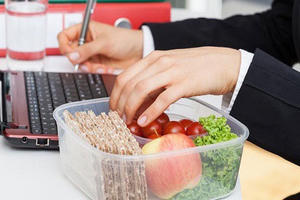 6 sai lầm khi ăn uống dân văn phòng mắc phải