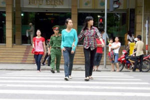 'Trăm dâu' đang đổ đầu người đi bộ?