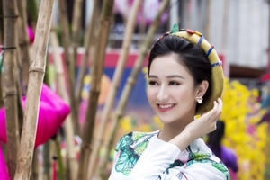 Á hậu Hà Thu xin chữ cầu bình an và thành công trong năm mới