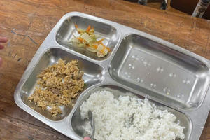 Huế: Phụ huynh bức xúc vì bữa cơm bán trú “lèo tèo”