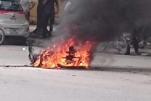 Hà Nội: Xe máy bốc cháy ngùn ngụt sau khi va chạm với taxi