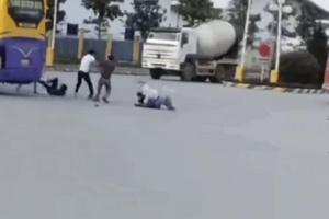 Va chạm giao thông, tài xế, phụ xe bị đánh nhập viện