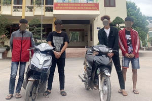 Đi xe máy "bốc đầu" rồi đăng lên mạng xã hội, bị Công an lập hồ sơ xử lý Đi xe máy "bốc đầu" rồi đăng lên mạng xã hội, bị Công an lập hồ sơ xử lý