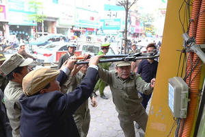 Nhiều người Hà Nội bị phạt tiền vì tè bậy, vứt mẩu thuốc lá ra đường