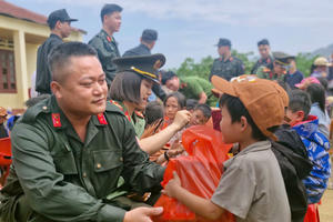 Tuổi trẻ Công an Thủ đô mang yêu thương đến với học sinh nơi rẻo cao