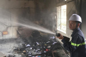 Khói lửa bốc lên nghi ngút trong trường, giáo viên hốt hoảng báo công an