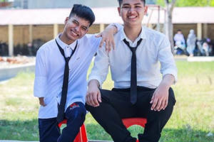 Đôi bạn 10 năm cõng nhau đi học: Tấm lòng của những người thầy