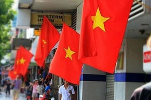 Treo cờ Tổ quốc dịp nghỉ Lễ Giỗ Tổ Hùng Vương