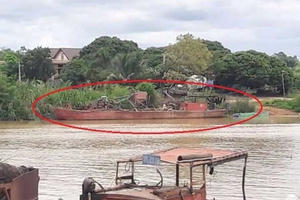 Đắk Lắk: Tàu không số, không đăng ký rầm rộ hút cát trái phép trên sông Krông Nô