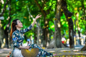 Hà Nội chớm thu - Thiếu nữ dịu dàng khoe sắc trong nắng