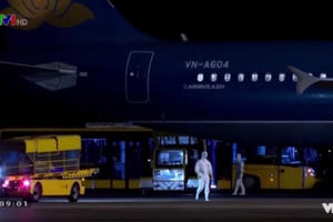 Video: Chuyến bay đặc biệt đón 30 người Việt từ Vũ Hán về Vân Đồn