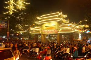 Người Sài Gòn đi chùa lễ phật lúc giao thừa