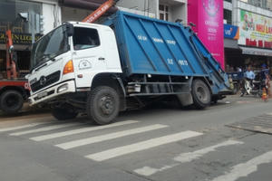Chậm khắc phục sự cố, xe rác gặp họa sụp hố tử thần