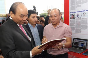 Thủ tướng Nguyễn Xuân Phúc thăm gian hàng Báo PLVN ngày khai mạc Hội Báo toàn quốc 2019