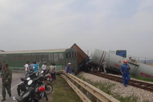 Clip: Giây phút tàu hỏa tông xe tải, 4 toa tàu gãy lật khỏi đường ray