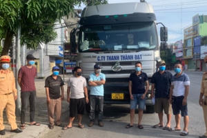 6 người trốn trên xe đầu kéo để “thông chốt” ra khỏi TP Vinh