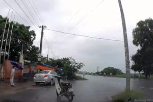 Clip "thánh lầy" dựng xe giữa đường, nhảy múa dưới trời mưa