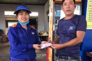 Nhặt được bọc tiền, nhân viên cửa hàng xăng dầu trích xuất camera tìm người đánh rơi trả lại
