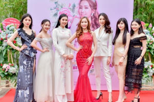 Hoa hậu Ngọc Hân tới chúc mừng Stella Đào trong sự kiện đầu năm