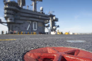 Giải mã miếng kim loại màu đỏ trên boong tàu sân bay Mỹ thăm Việt Nam