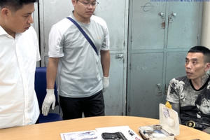 Lào Cai: Bắt quả tang đối tượng tàng trữ ma túy và súng ngắn trên xe ô tô