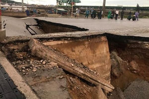 Mưa lớn gây sụt đường thành hố lớn, 2 người chết, 3 người bị thương