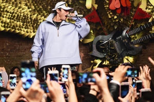 Hậu Valentine, Sơn Tùng M-TP "trốn fan" bằng Dream không mũ bảo hiểm