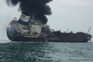 Tàu Việt Nam cháy lớn trên biển Hồng Kông