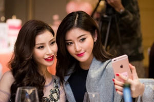 Lam Cúc và á hậu Huyền My tươi thắm như hoa Xuân