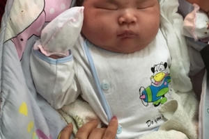 Hy hữu: Bé sơ sinh nặng kỷ lục 6,1kg tại Nam Định