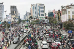 Đường phố Hà Nội ùn tắc trong ngày đi làm đầu tiên của năm 2019