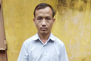 Cuồng ghen thầy giáo đâm gục vợ rồi trốn vào rừng