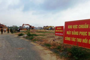 5 hộ dân nhận tiền đền bù thực hiện dự án CCN Đồng Văn trước giờ cưỡng chế