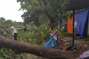 Nghệ An: Giông lốc kinh hoàng càn quét huyện miền núi, hàng chục ngôi nhà bị tốc mái Nghệ An: Giông lốc kinh hoàng càn quét huyện miền núi, hàng chục ngôi nhà bị tốc mái